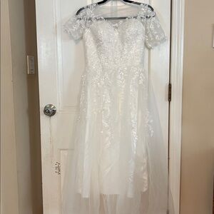 Brand New Lace Bridal Gown